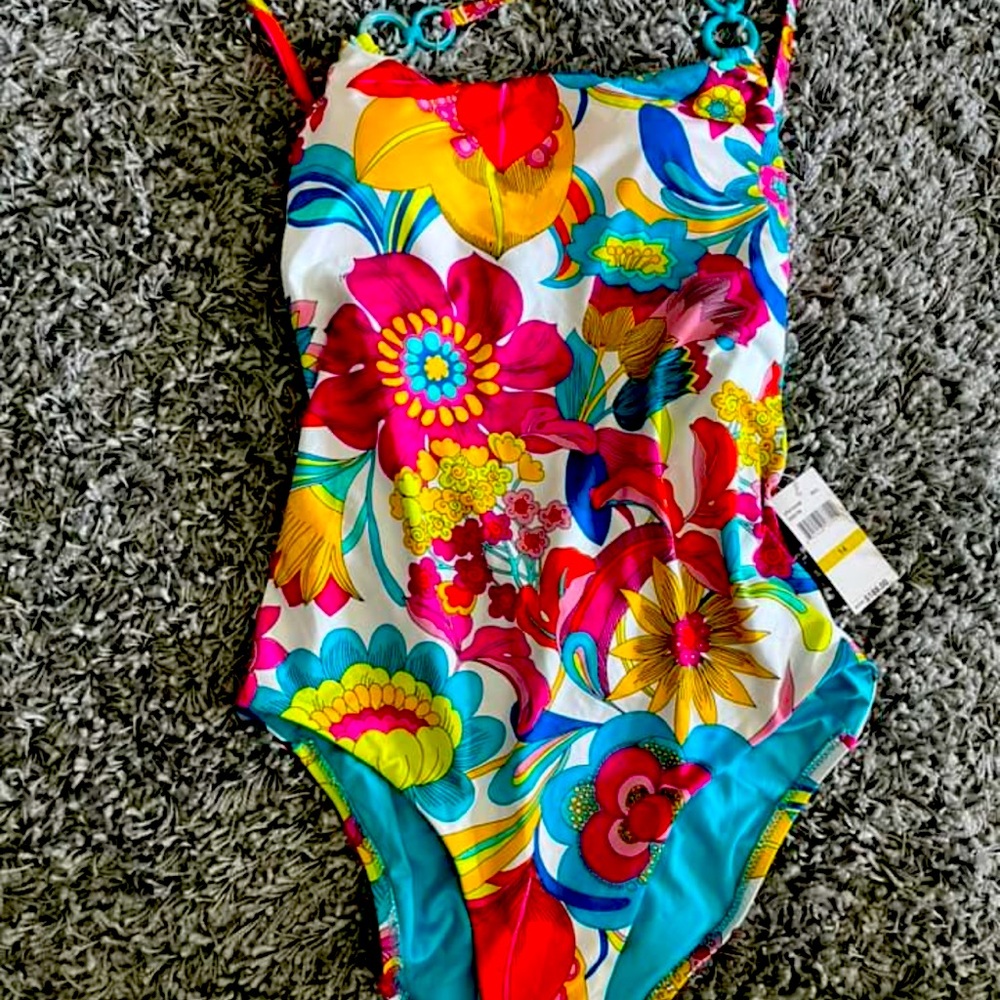 Beautiful tropical floral bikini!! ☀️🌺